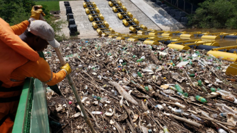 Balsa ecológica tira lixo do rio Cuiabá