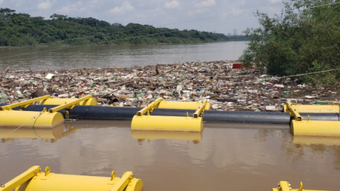 Balsa ecológica tira lixo do rio Cuiabá