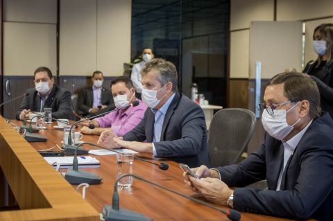 Governador Mauro Mendes com m&aacute;scara