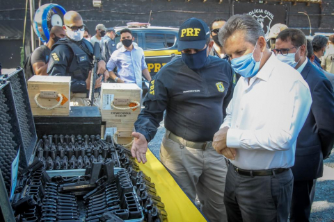 Governador assina termos de doa&ccedil;&atilde;o e de entrega de 295 pistolas e 26 fuzis &agrave;s for&ccedil;as de seguran&ccedil;aGovernador assina termos de doa&ccedil;&atilde;o e de entrega de 295 pistolas e 26 fuzis &agrave;s for&ccedil;as de seguran&ccedil;a.jpg