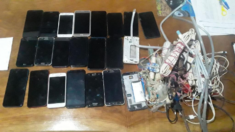 Celulares, chips e carregadores são apreendidos por policiais penais.jpg