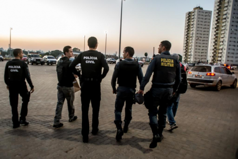 Policiais militares e policiais civis.jpg