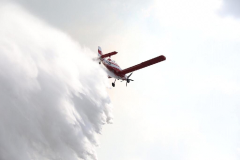 Avi&atilde;o combate inc&ecirc;ndio