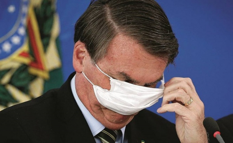 Bolsonaro com m&aacute;scara nos olhos