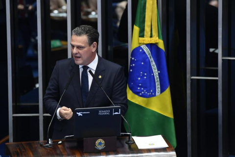 senador Carlos F&aacute;varo