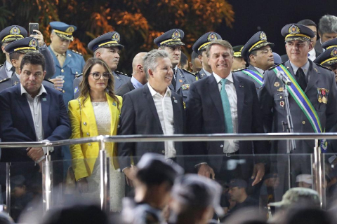 Mauro Mendes e Bolsonaro na formatura de PMs