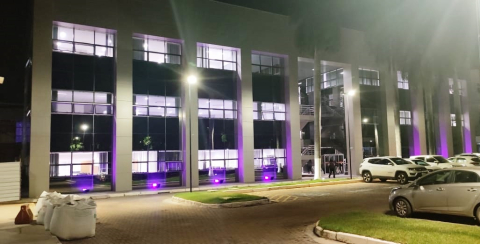 Palácio da Justiça iluminado de roxo