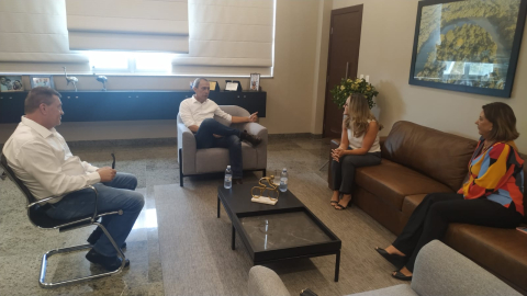 Natasha se re&uacute;ne com prefeito Miguel Vaz e Marino Franz