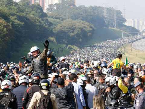 Presidente Jair Bolsonaro em passeio de moto