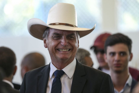 Jair Bolsonaro de chap&eacute;u