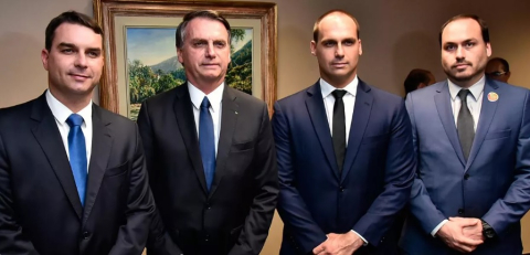 Jair Bolsonaro e filhos
