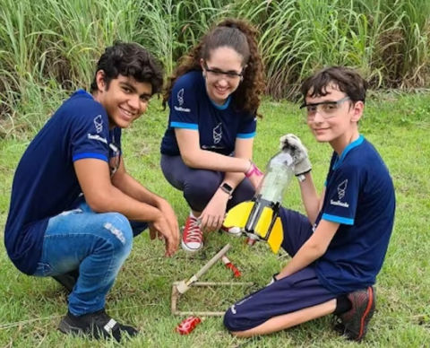 estudantes e foguete