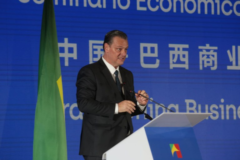 Ministro Carlos F&aacute;varo