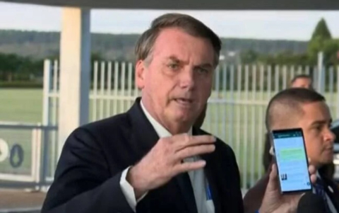 Bolsonaro e celular