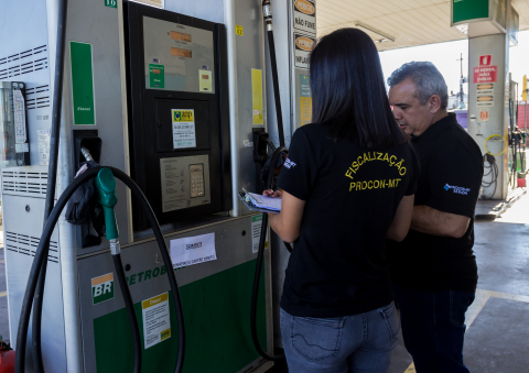 Procon fiscaliza posto de combustivel