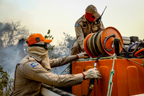 bombeiro combate incendio