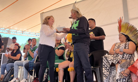 Cacique Raoni recebe carta do Rei Charles